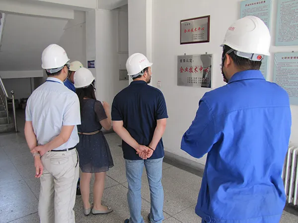 مشتریان در طول بازرسی و بازدید از کارخانه