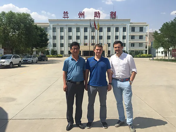 مشتریان در طول بازرسی و بازدید از کارخانه